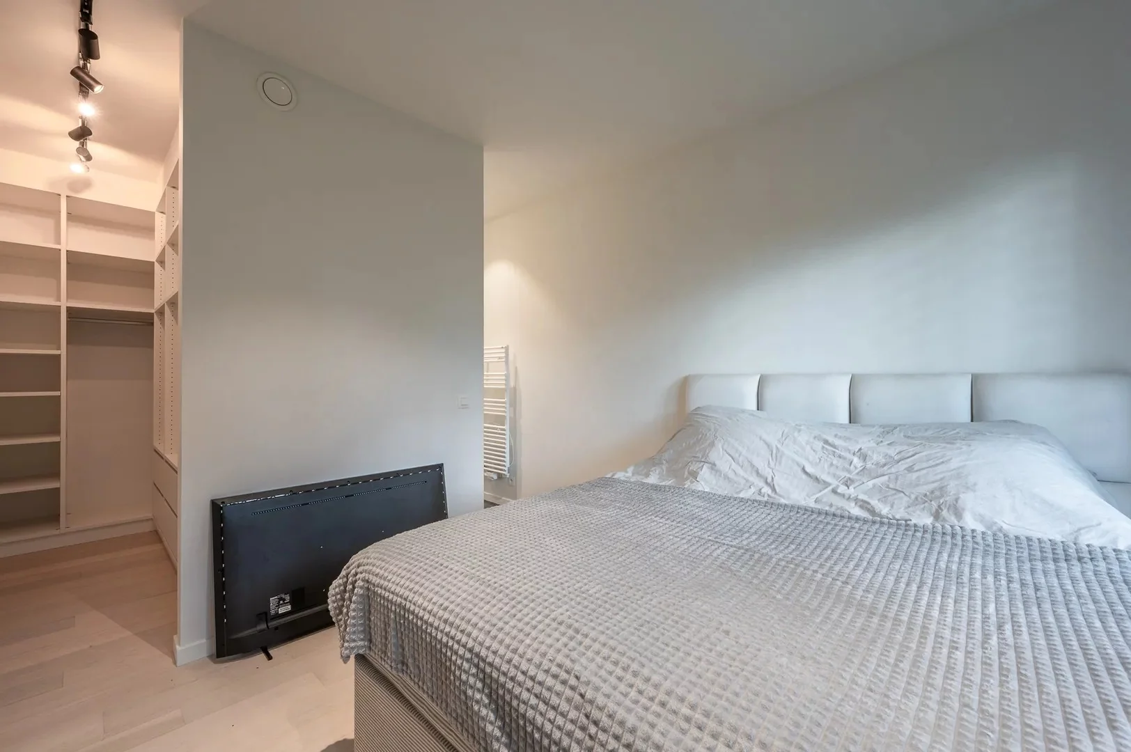 Alleenstaande moderne villa gelegen in een rustige residentiële omgeving te Knokke.