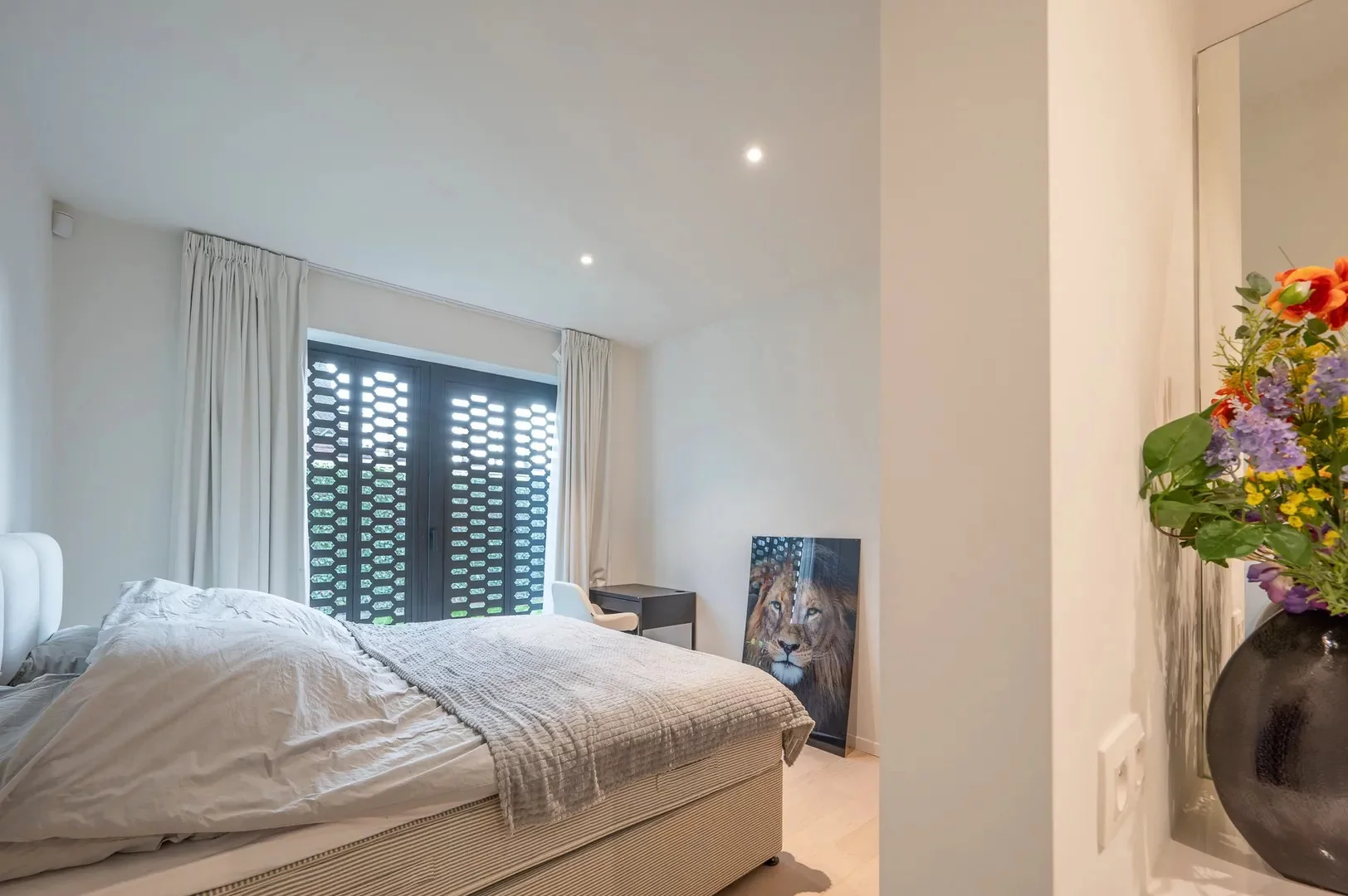 Alleenstaande moderne villa gelegen in een rustige residentiële omgeving te Knokke.