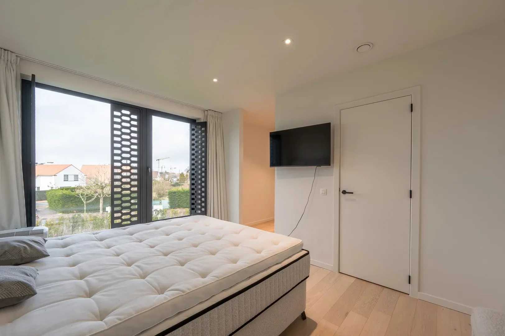 Alleenstaande moderne villa gelegen in een rustige residentiële omgeving te Knokke.