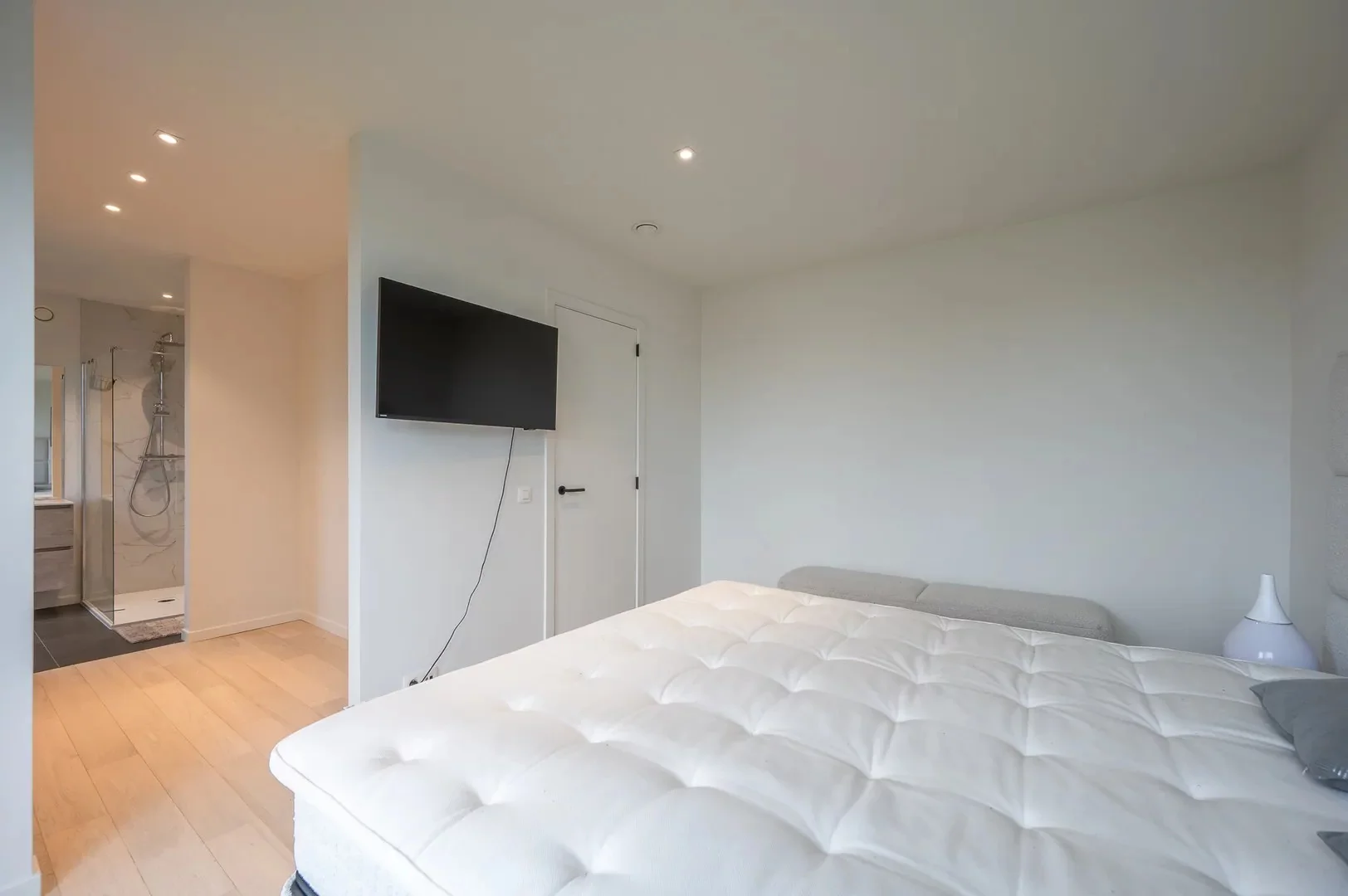 Alleenstaande moderne villa gelegen in een rustige residentiële omgeving te Knokke.