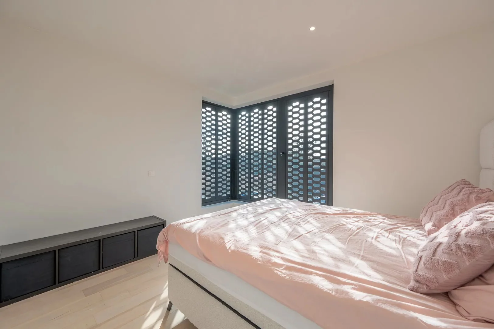 Alleenstaande moderne villa gelegen in een rustige residentiële omgeving te Knokke.