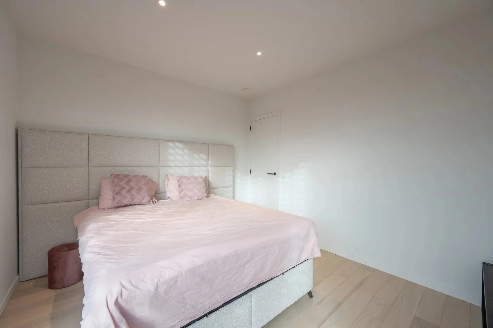 Alleenstaande moderne villa gelegen in een rustige residentiële omgeving te Knokke.