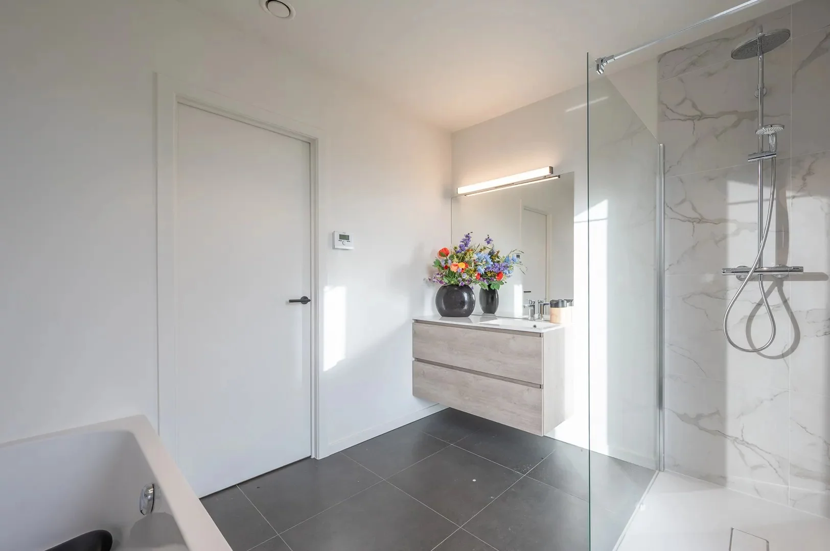 Alleenstaande moderne villa gelegen in een rustige residentiële omgeving te Knokke.