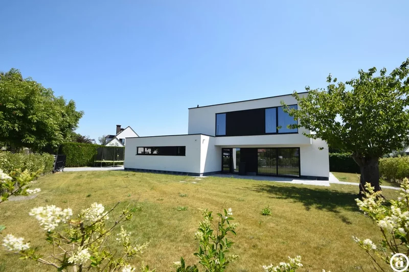 Modern detached villa on 813 m² in a quiet area.