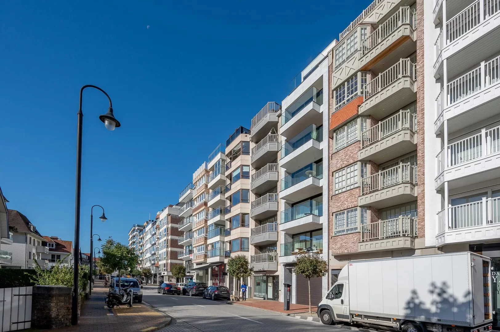 Nieuwbouwappartement gelegen in hartje het Zoute met een prachtig open zicht op de villa's.