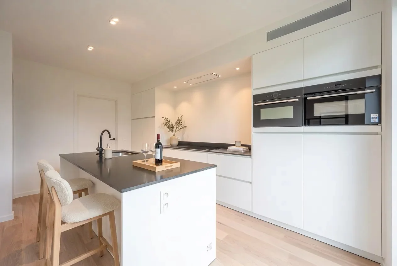 Prachtige nieuwbouw villa met 5 slaapkamers gelegen in een rustige residentiële omgeving.