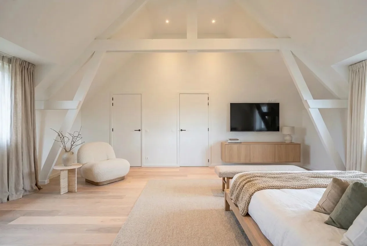 Prachtige nieuwbouw villa met 5 slaapkamers gelegen in een rustige residentiële omgeving.
