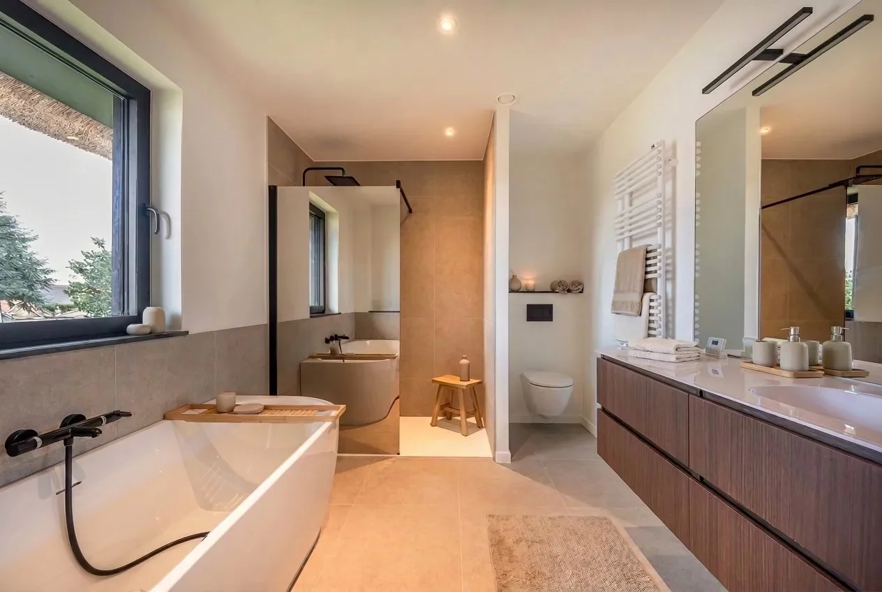 Prachtige nieuwbouw villa met 5 slaapkamers gelegen in een rustige residentiële omgeving.