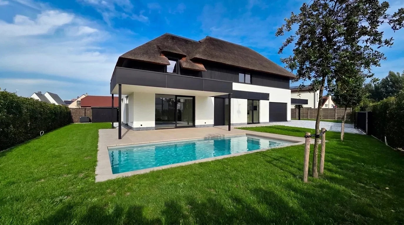 Prachtige nieuwbouw villa met 5 slaapkamers gelegen in een rustige residentiële omgeving.