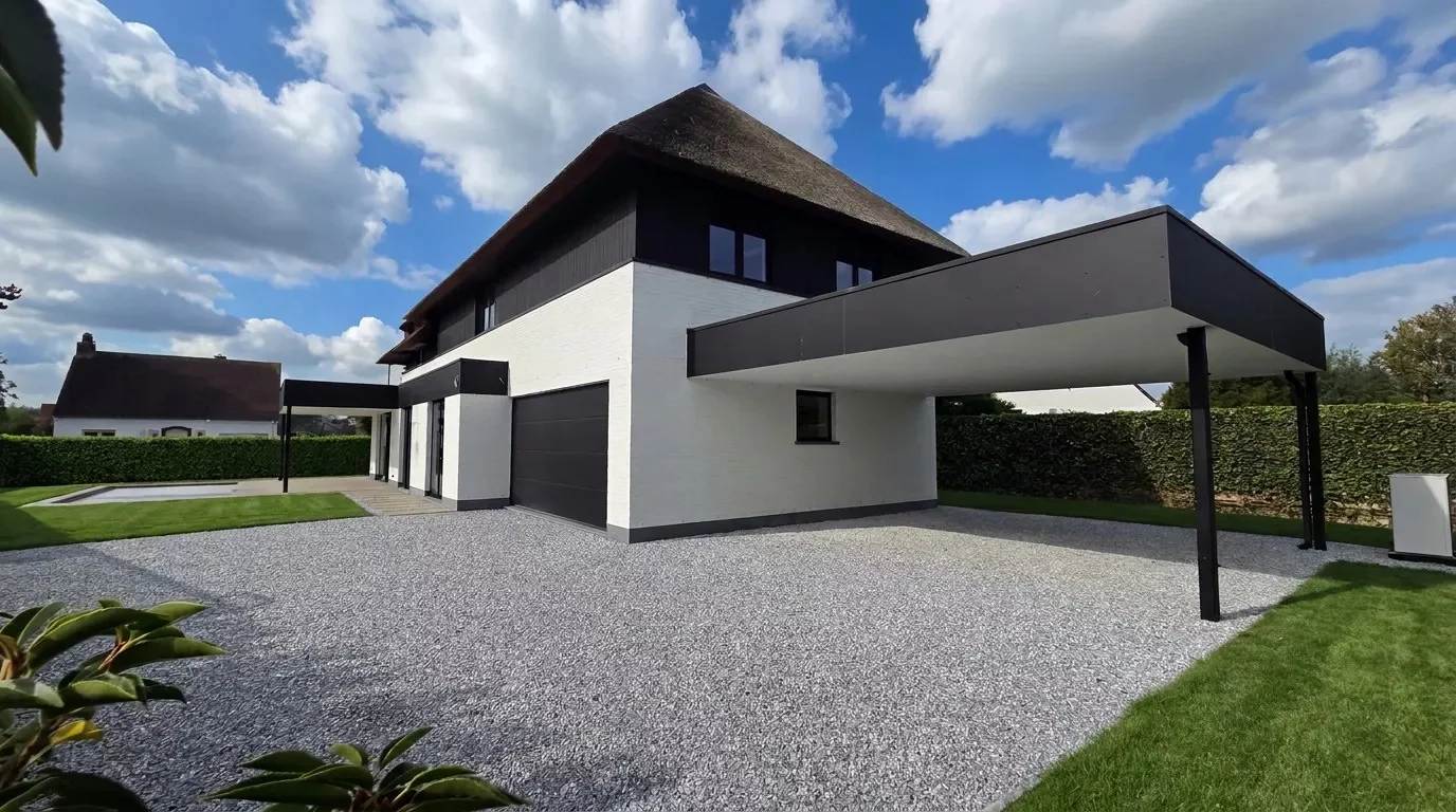 Prachtige nieuwbouw villa met 5 slaapkamers gelegen in een rustige residentiële omgeving.