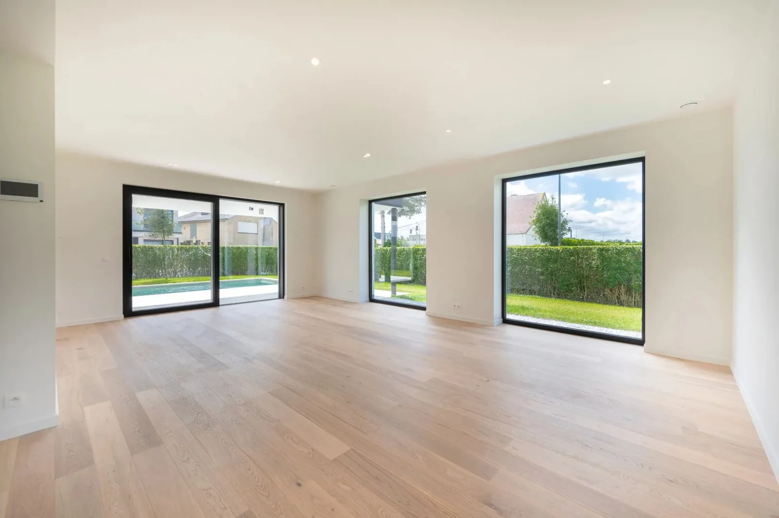 Prachtige nieuwbouw villa met 5 slaapkamers gelegen in een rustige residentiële omgeving.