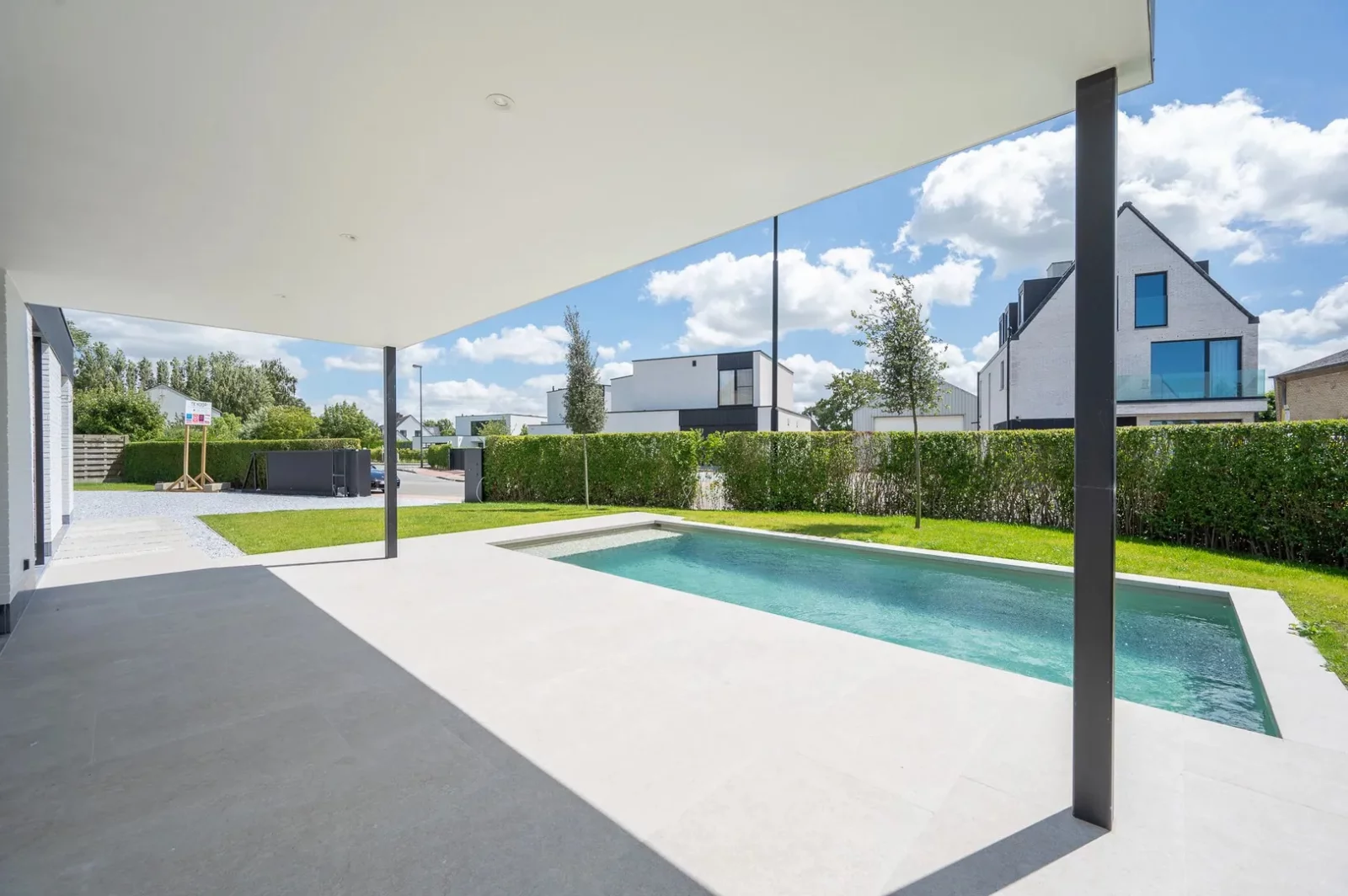 Prachtige nieuwbouw villa met 5 slaapkamers gelegen in een rustige residentiële omgeving.
