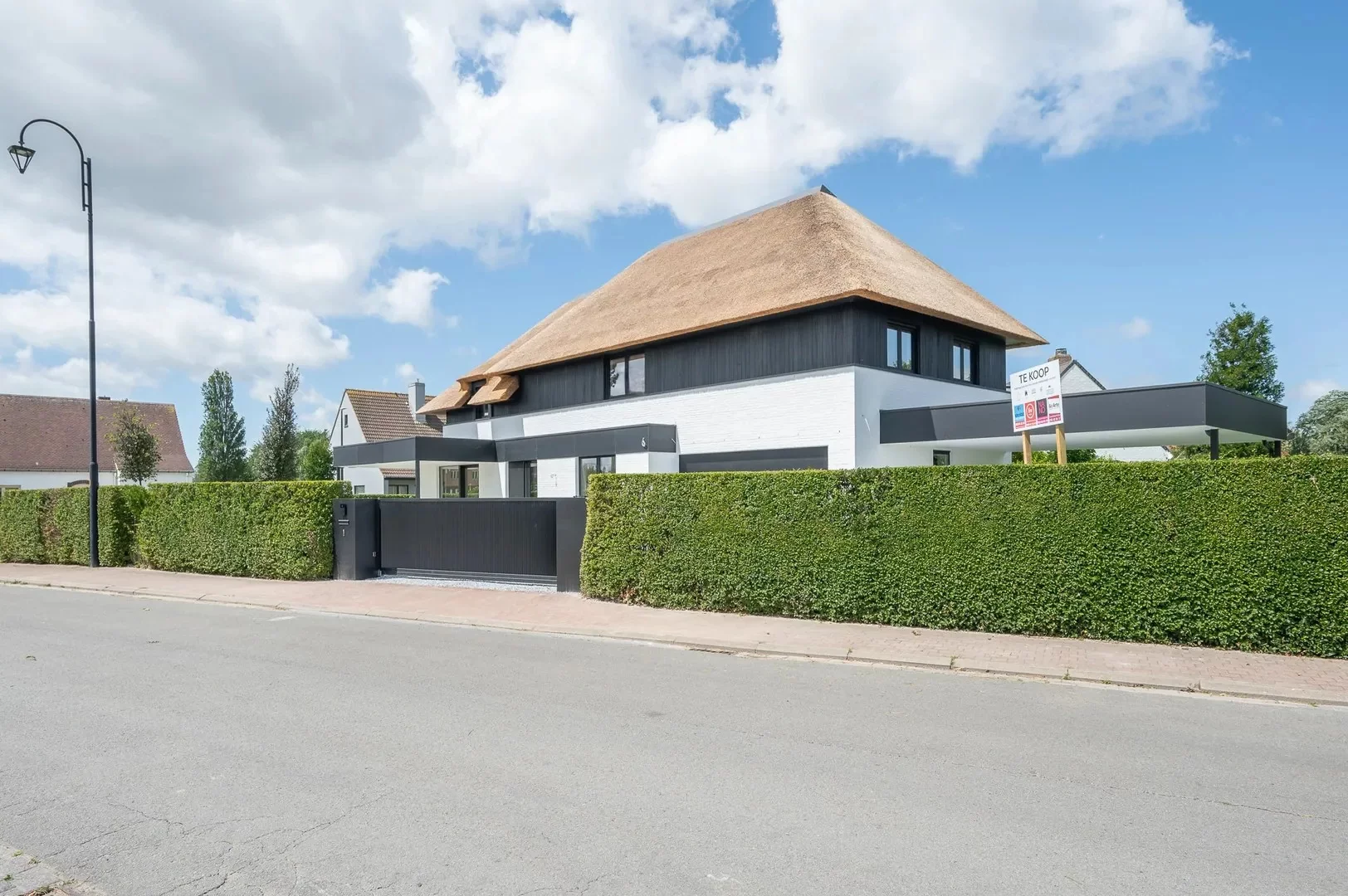 Prachtige nieuwbouw villa met 5 slaapkamers gelegen in een rustige residentiële omgeving.