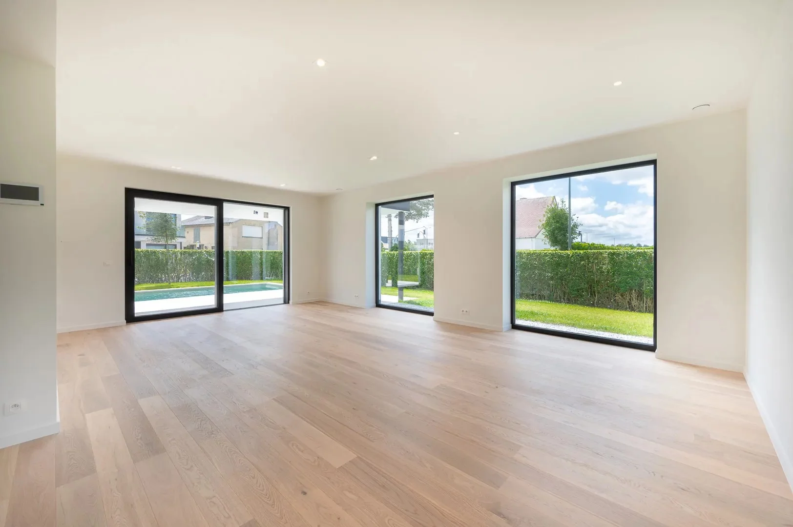 Prachtige nieuwbouw villa met 5 slaapkamers gelegen in een rustige residentiële omgeving.