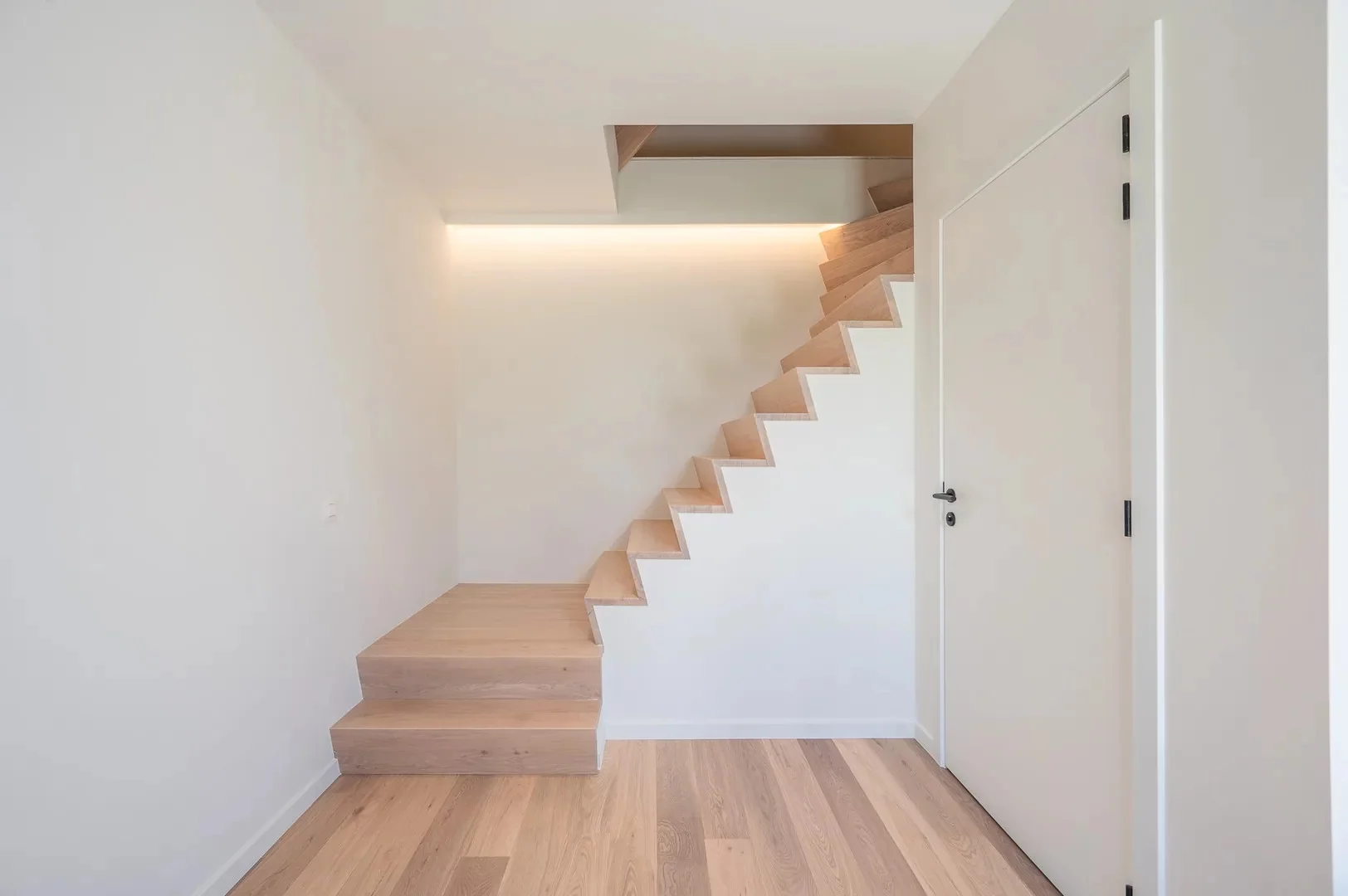 Prachtige nieuwbouw villa met 5 slaapkamers gelegen in een rustige residentiële omgeving.