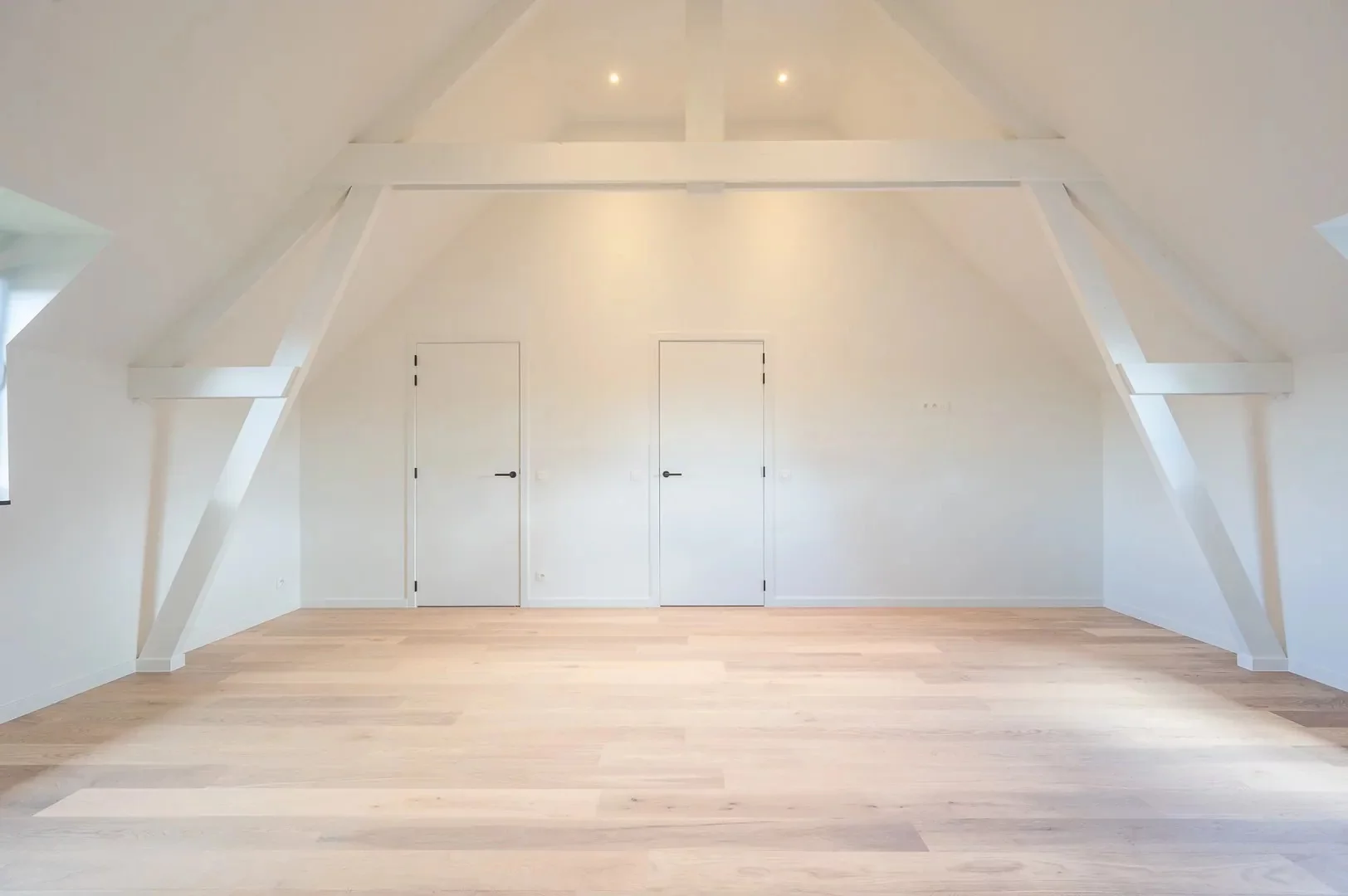 Prachtige nieuwbouw villa met 5 slaapkamers gelegen in een rustige residentiële omgeving.