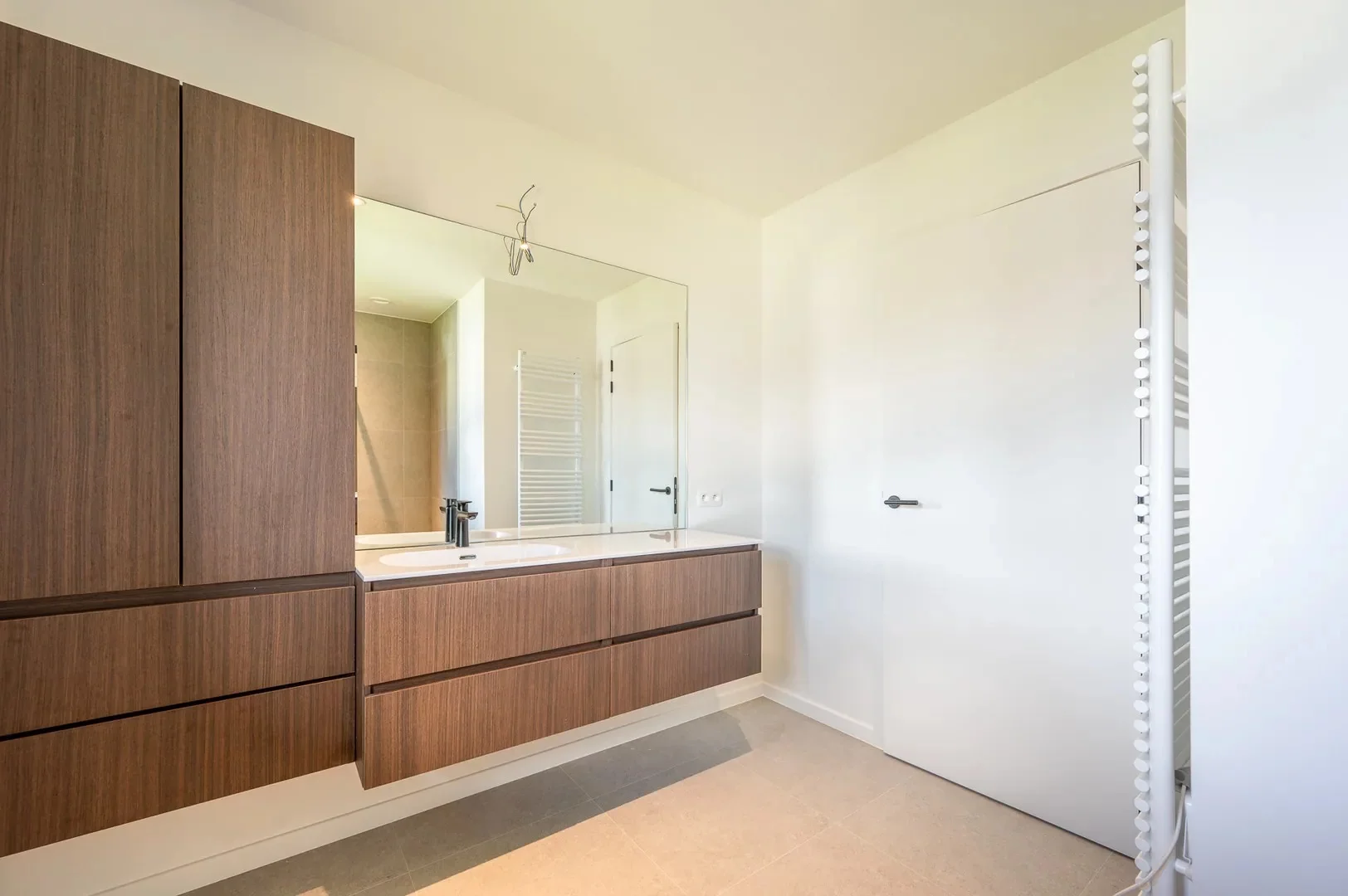 Prachtige nieuwbouw villa met 5 slaapkamers gelegen in een rustige residentiële omgeving.