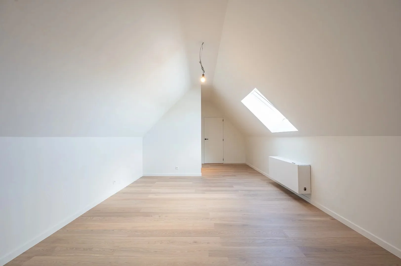 Prachtige nieuwbouw villa met 5 slaapkamers gelegen in een rustige residentiële omgeving.
