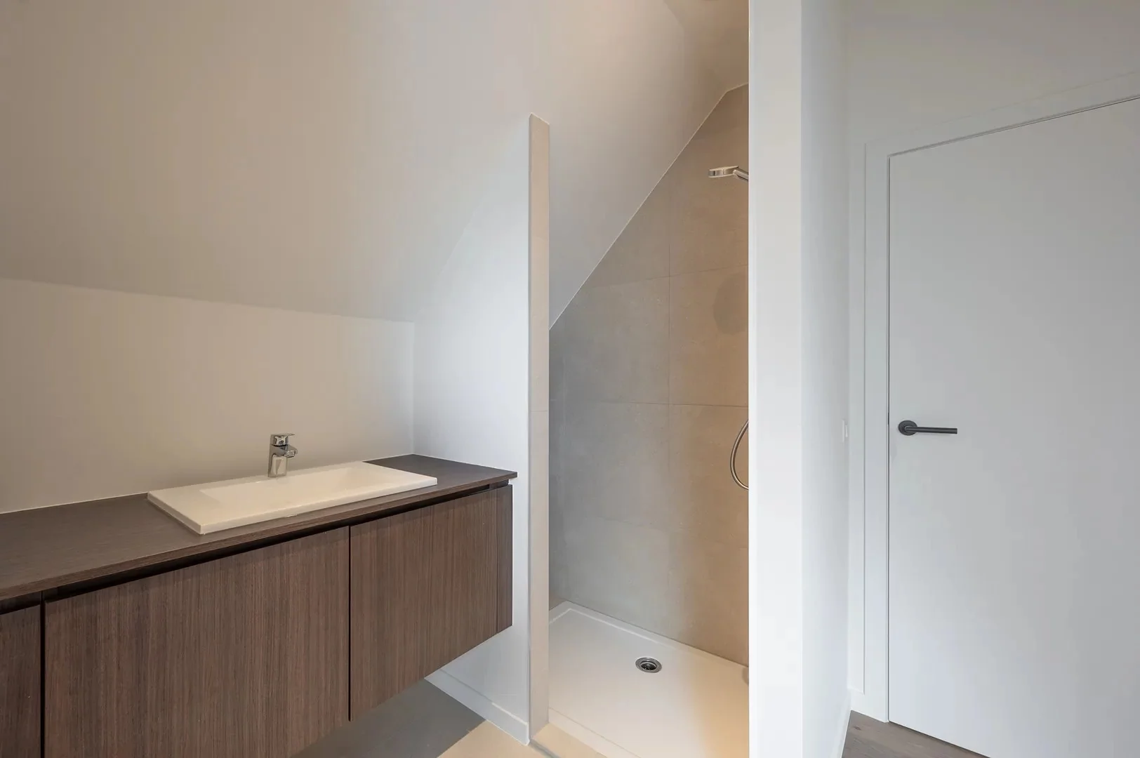 Prachtige nieuwbouw villa met 5 slaapkamers gelegen in een rustige residentiële omgeving.