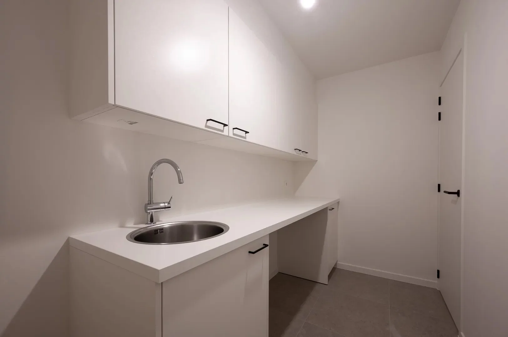 Prachtige nieuwbouw villa met 5 slaapkamers gelegen in een rustige residentiële omgeving.