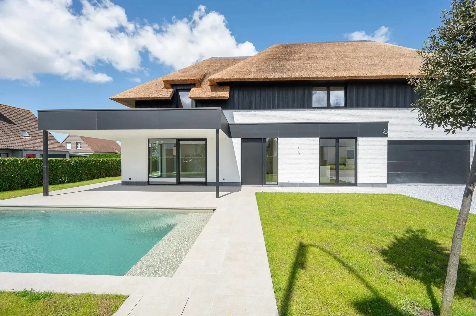 Prachtige nieuwbouw villa met 5 slaapkamers gelegen in een rustige residentiële omgeving.