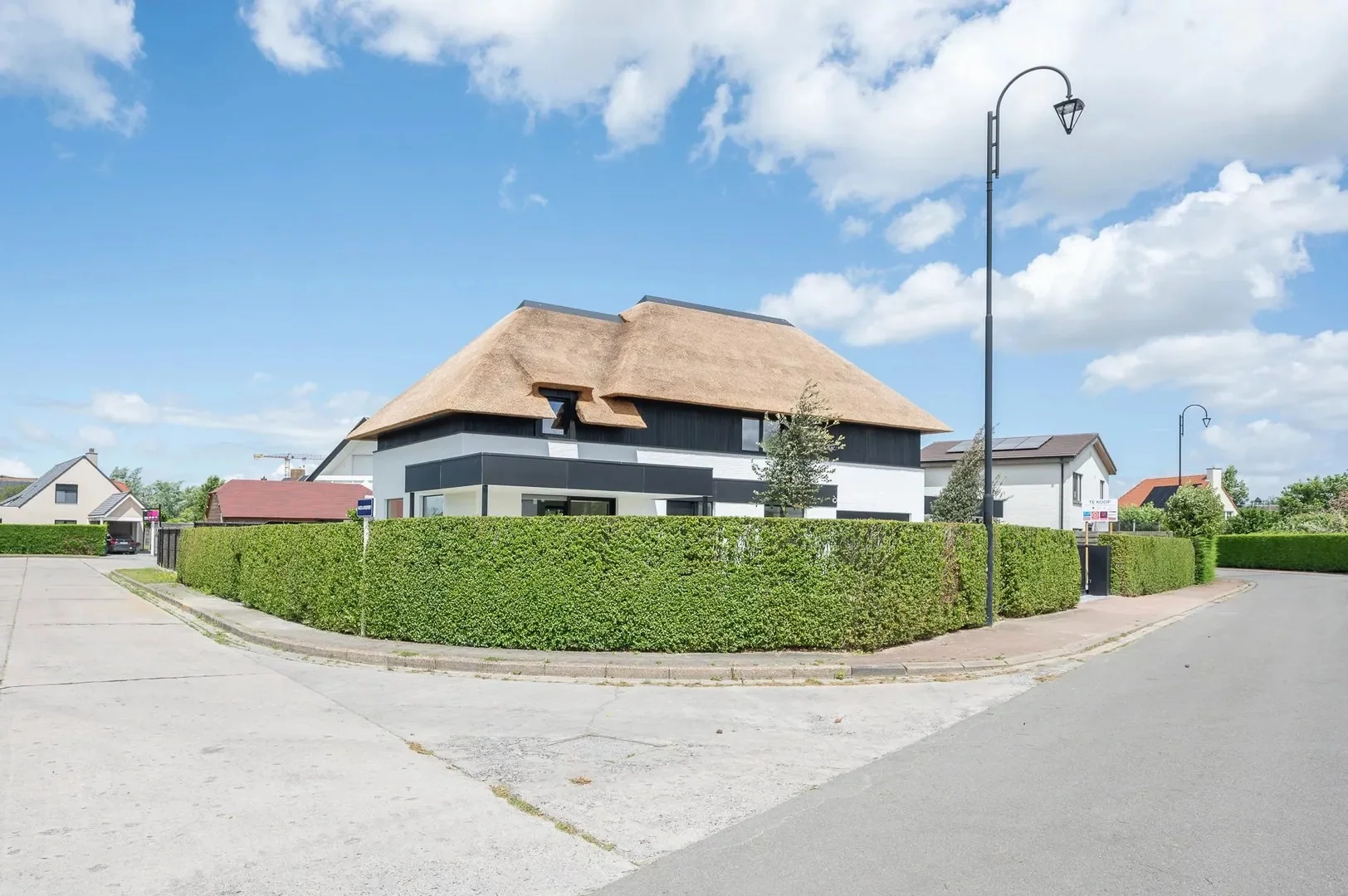 Prachtige nieuwbouw villa met 5 slaapkamers gelegen in een rustige residentiële omgeving.