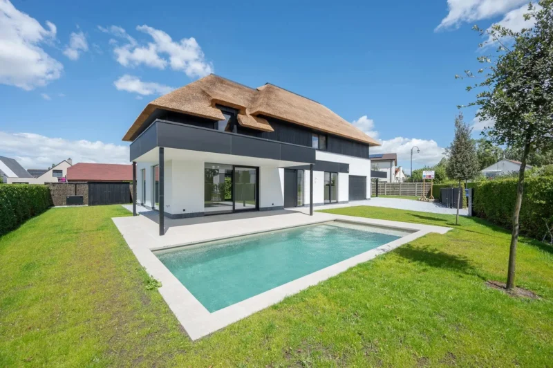 Prachtige nieuwbouw villa met 5 slaapkamers gelegen in een rustige residentiële omgeving.