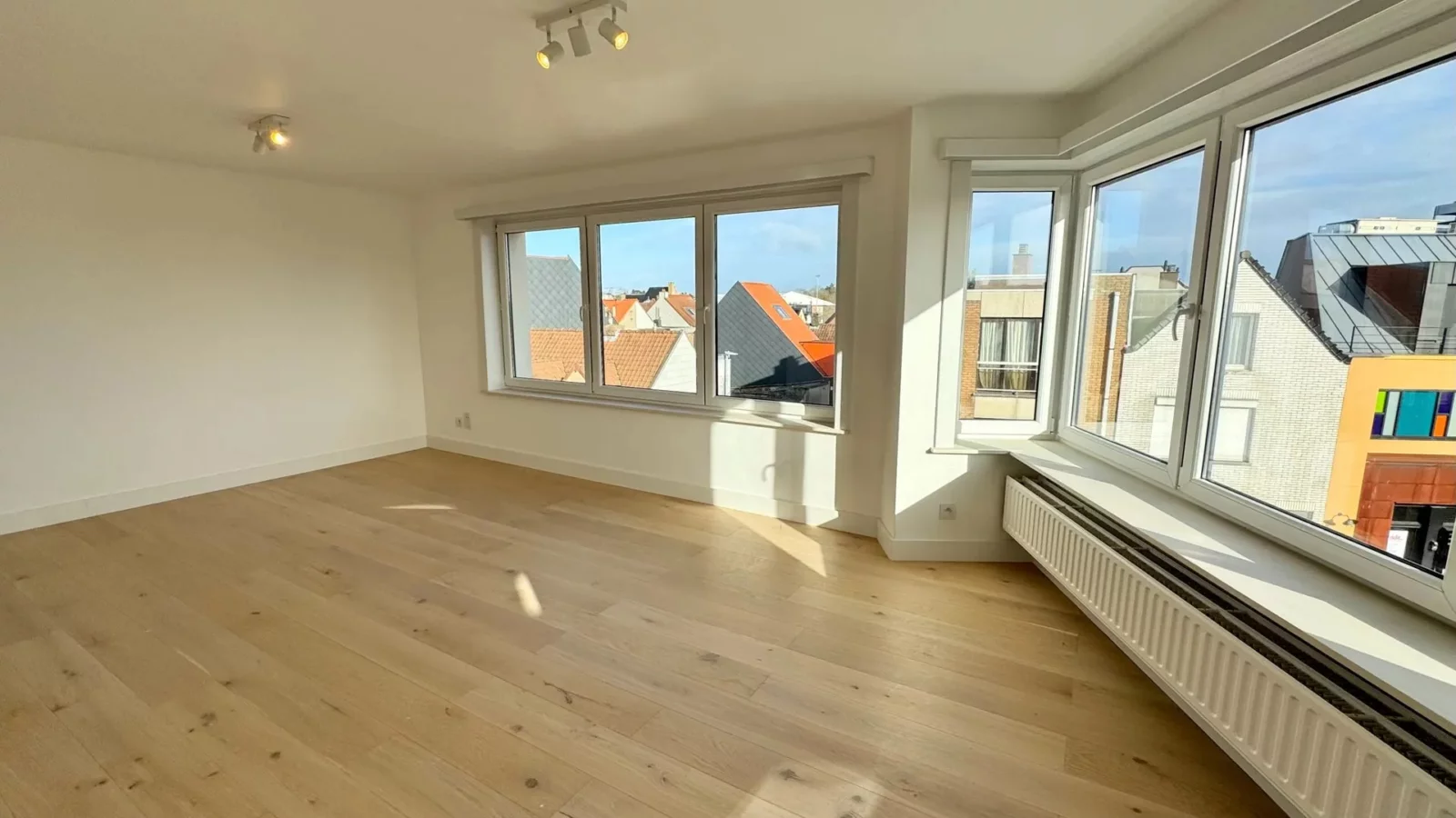 Gerenoveerd hoekappartement met 2 volwaardige slaapkamers, vlakbij het centrum van Knokke.
