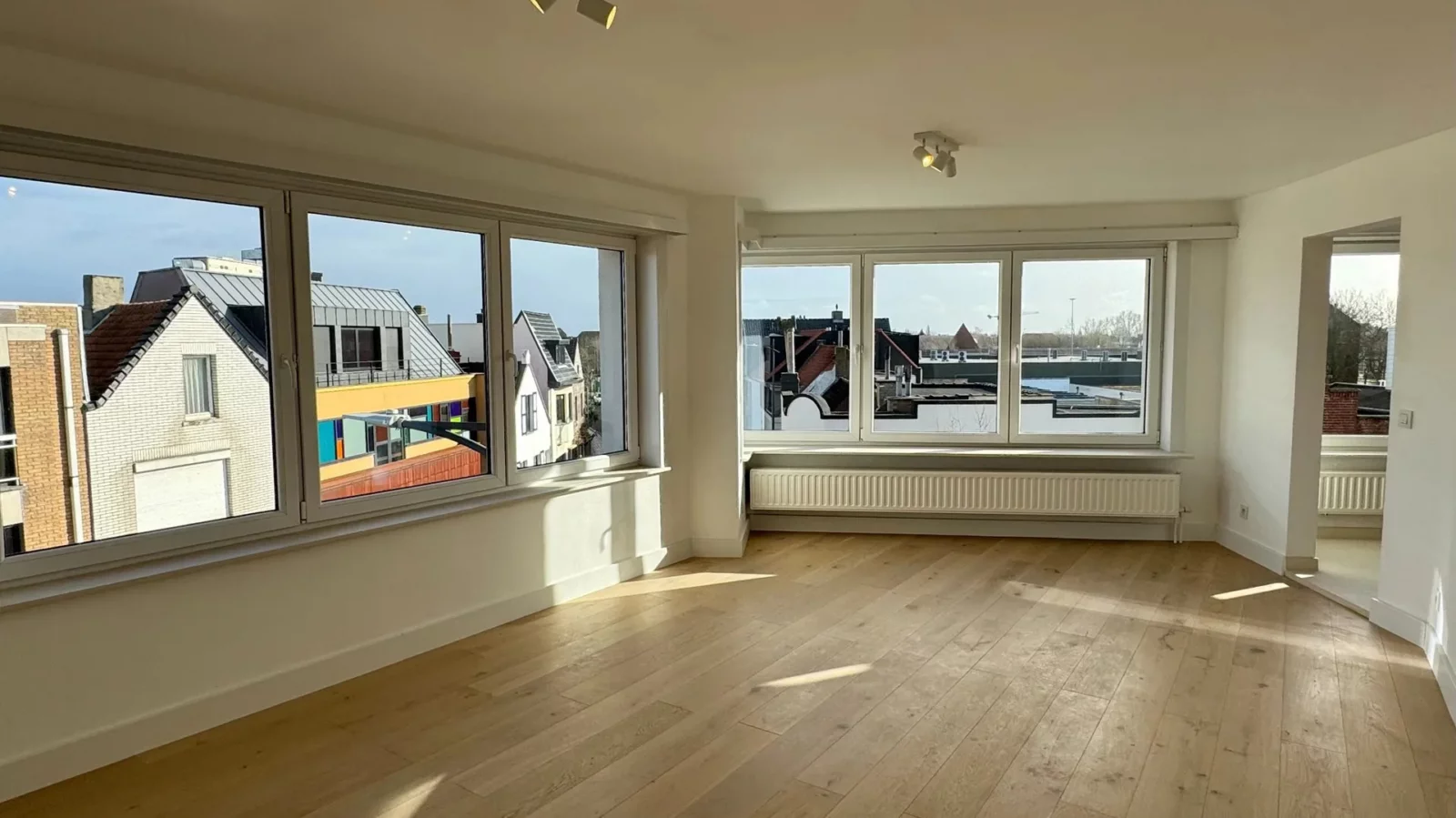 Gerenoveerd hoekappartement met 2 volwaardige slaapkamers, vlakbij het centrum van Knokke.