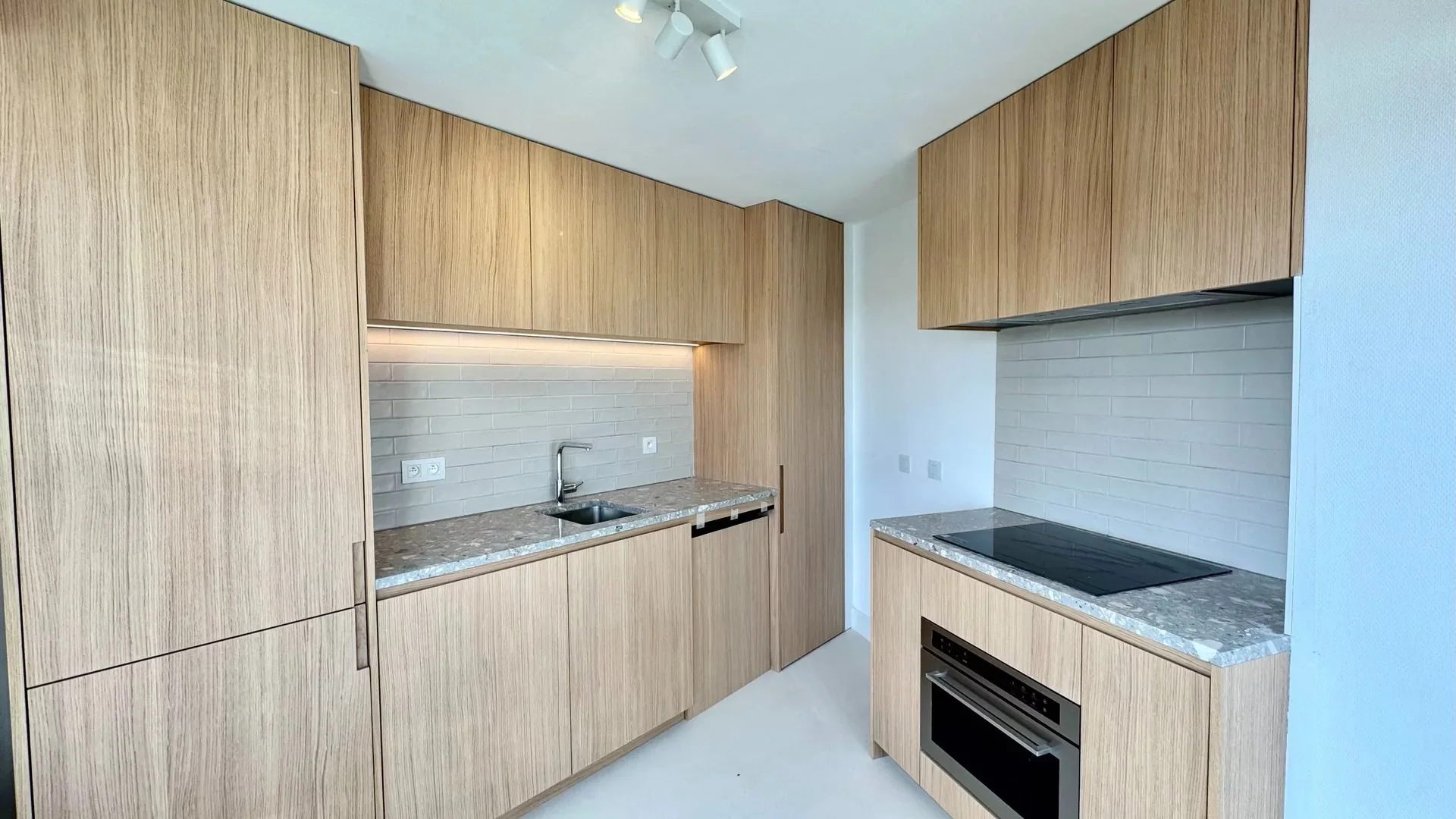 Gerenoveerd hoekappartement met 2 volwaardige slaapkamers, vlakbij het centrum van Knokke.