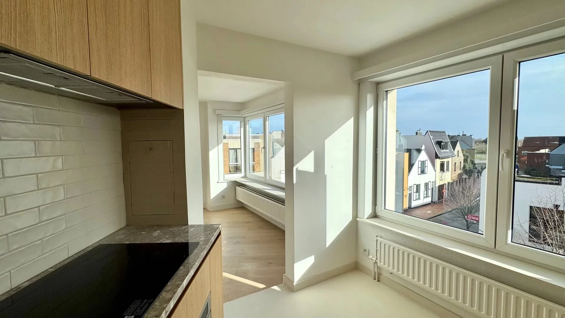 Gerenoveerd hoekappartement met 2 volwaardige slaapkamers, vlakbij het centrum van Knokke.