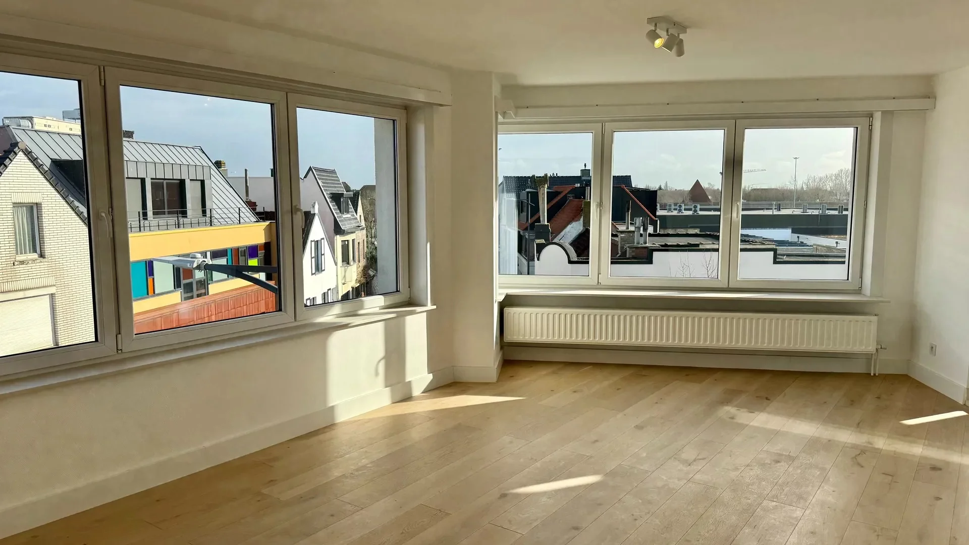 Gerenoveerd hoekappartement met 2 volwaardige slaapkamers, vlakbij het centrum van Knokke.