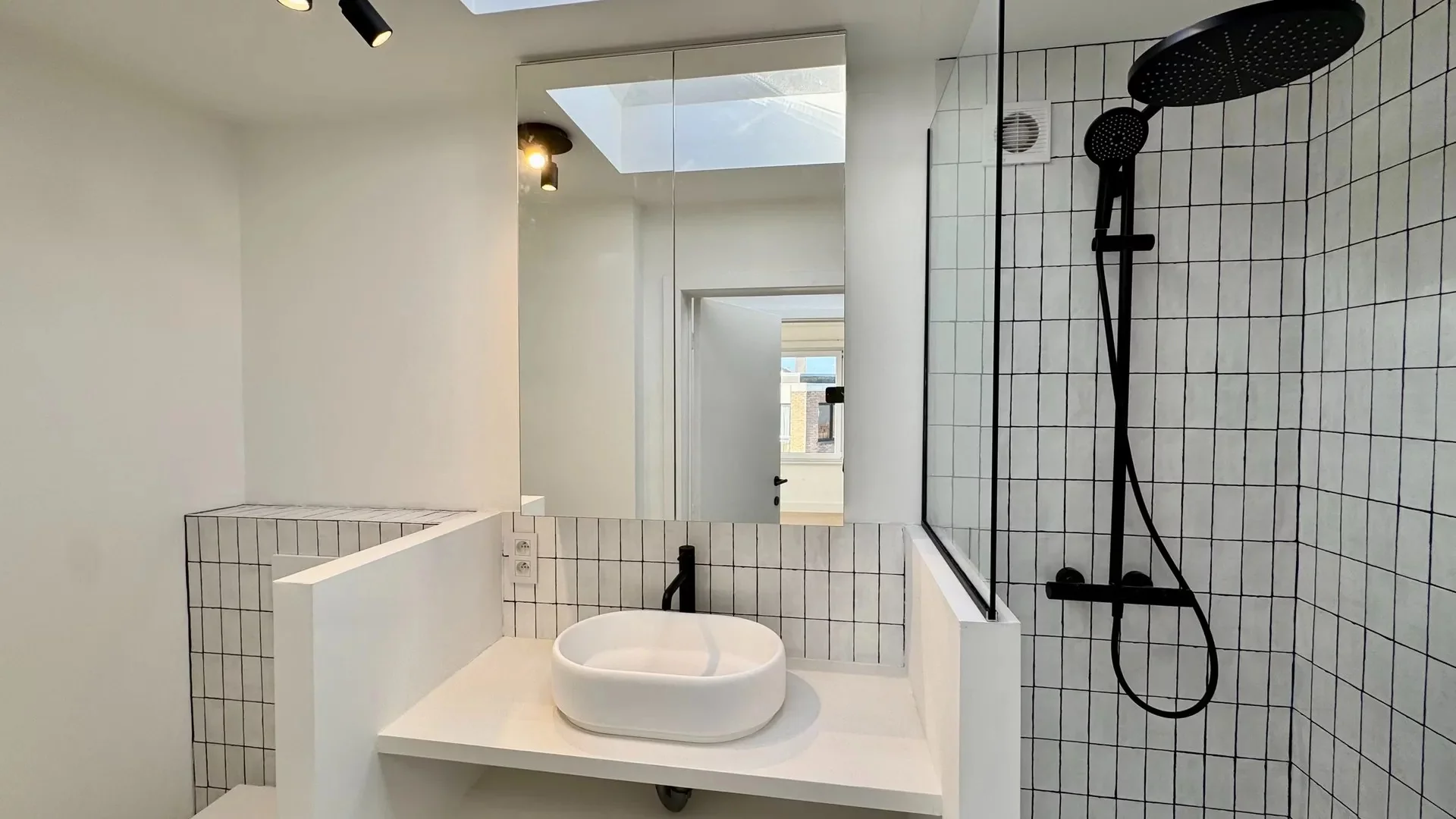 Gerenoveerd hoekappartement met 2 volwaardige slaapkamers, vlakbij het centrum van Knokke.