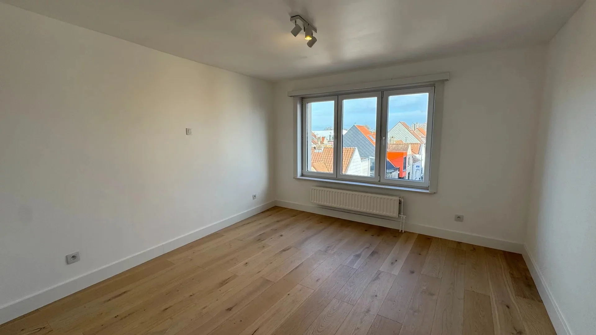 Gerenoveerd hoekappartement met 2 volwaardige slaapkamers, vlakbij het centrum van Knokke.