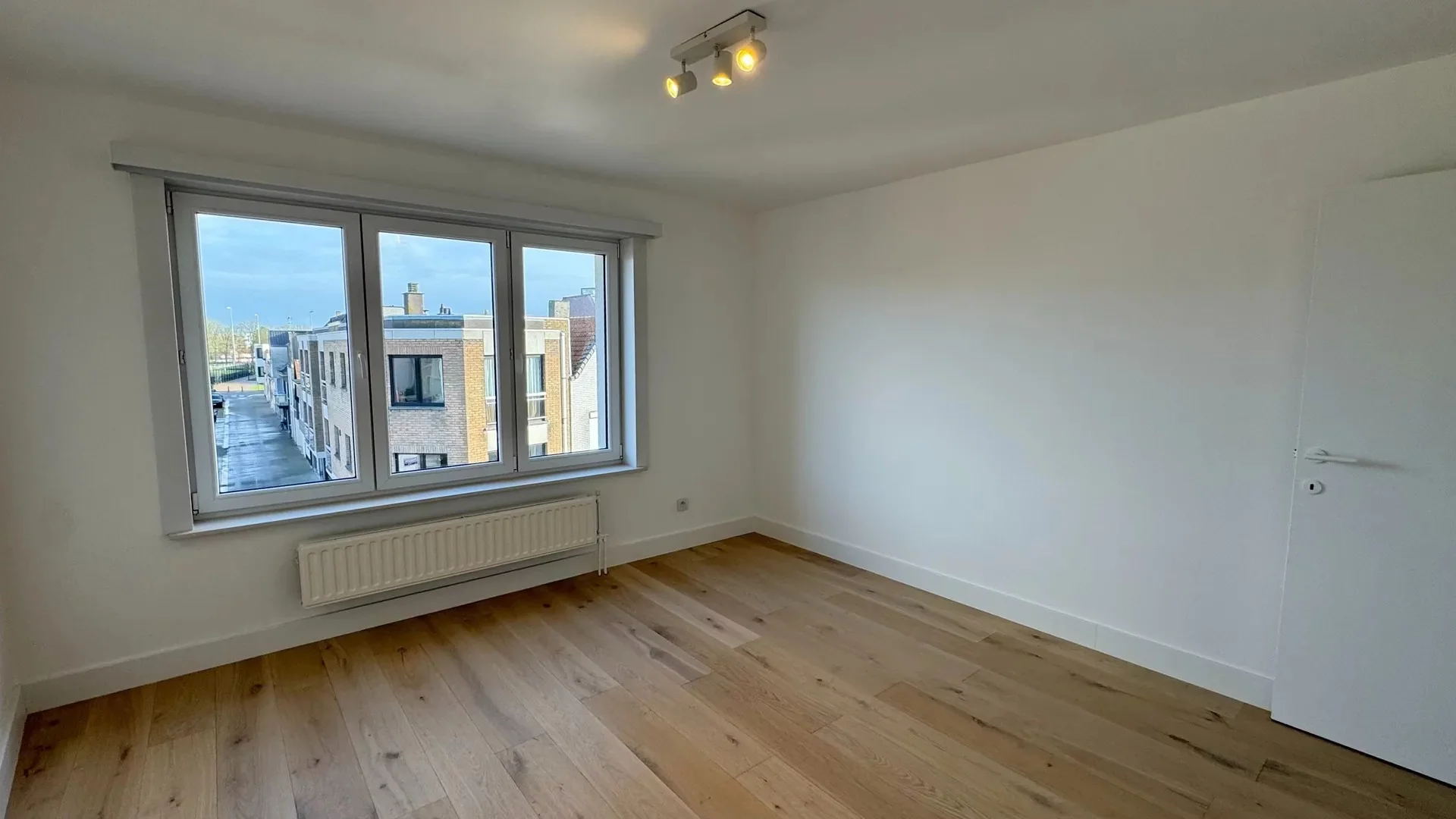 Gerenoveerd hoekappartement met 2 volwaardige slaapkamers, vlakbij het centrum van Knokke.