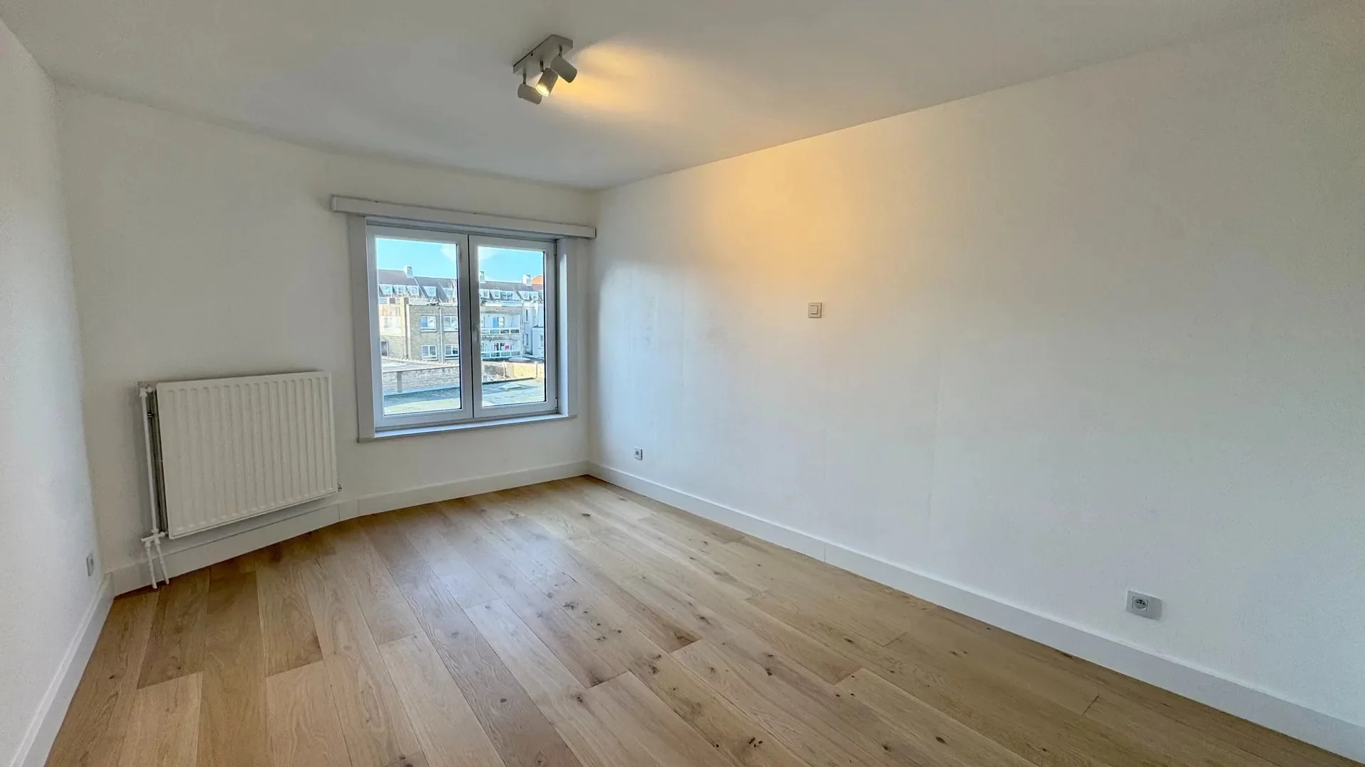 Gerenoveerd hoekappartement met 2 volwaardige slaapkamers, vlakbij het centrum van Knokke.
