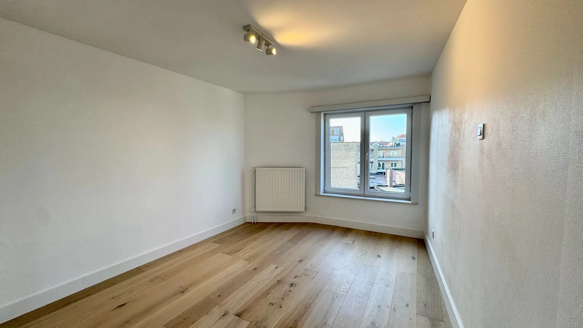 Gerenoveerd hoekappartement met 2 volwaardige slaapkamers, vlakbij het centrum van Knokke.