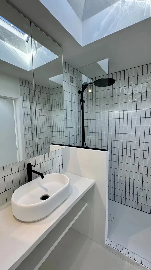 Gerenoveerd hoekappartement met 2 volwaardige slaapkamers, vlakbij het centrum van Knokke.