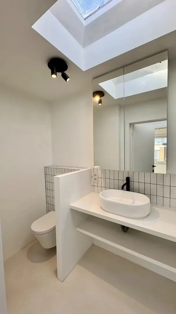 Gerenoveerd hoekappartement met 2 volwaardige slaapkamers, vlakbij het centrum van Knokke.