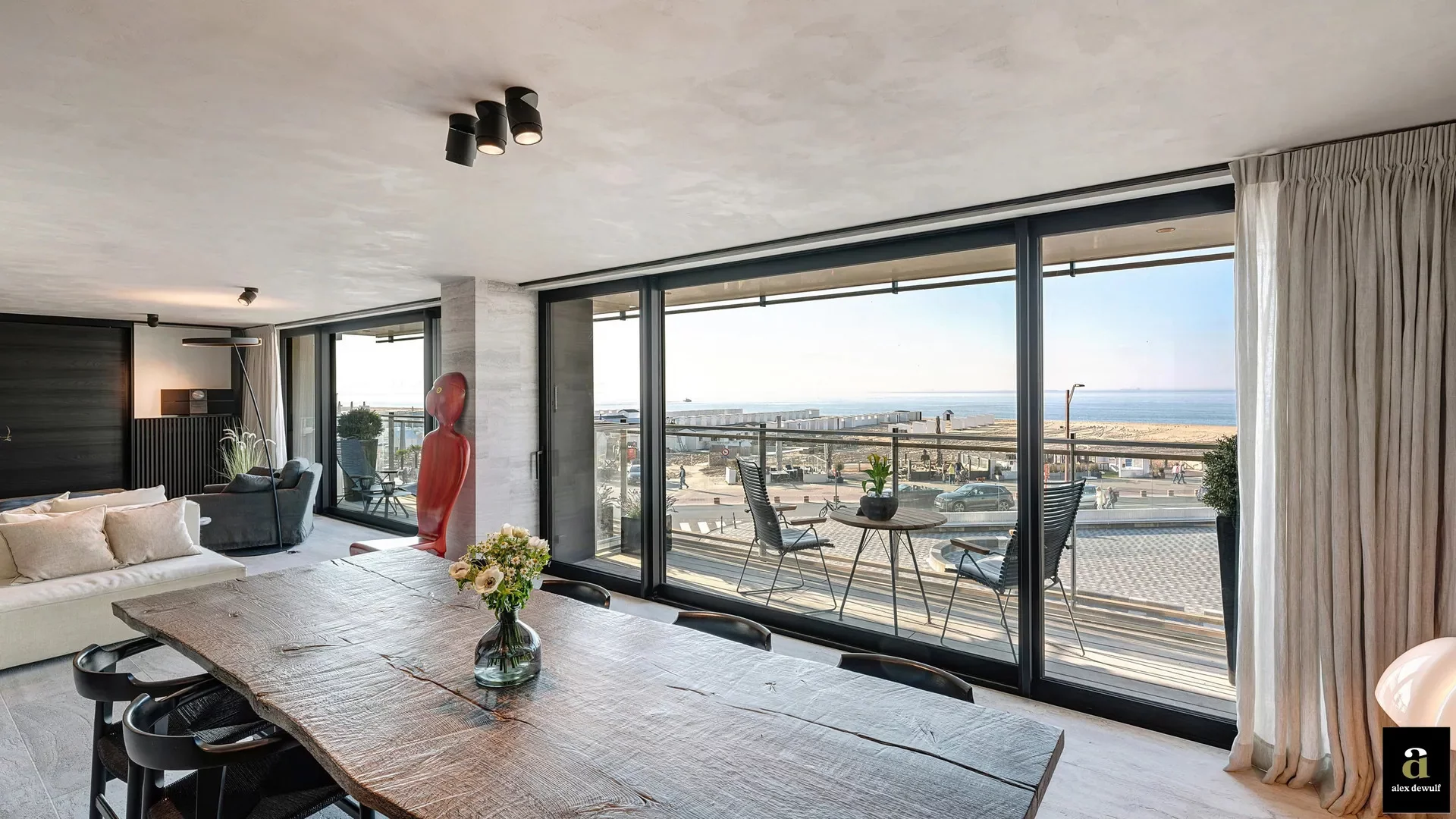 Exclusief appartement (243 m²) met 12,5 m gevelbreedte en zeezicht.