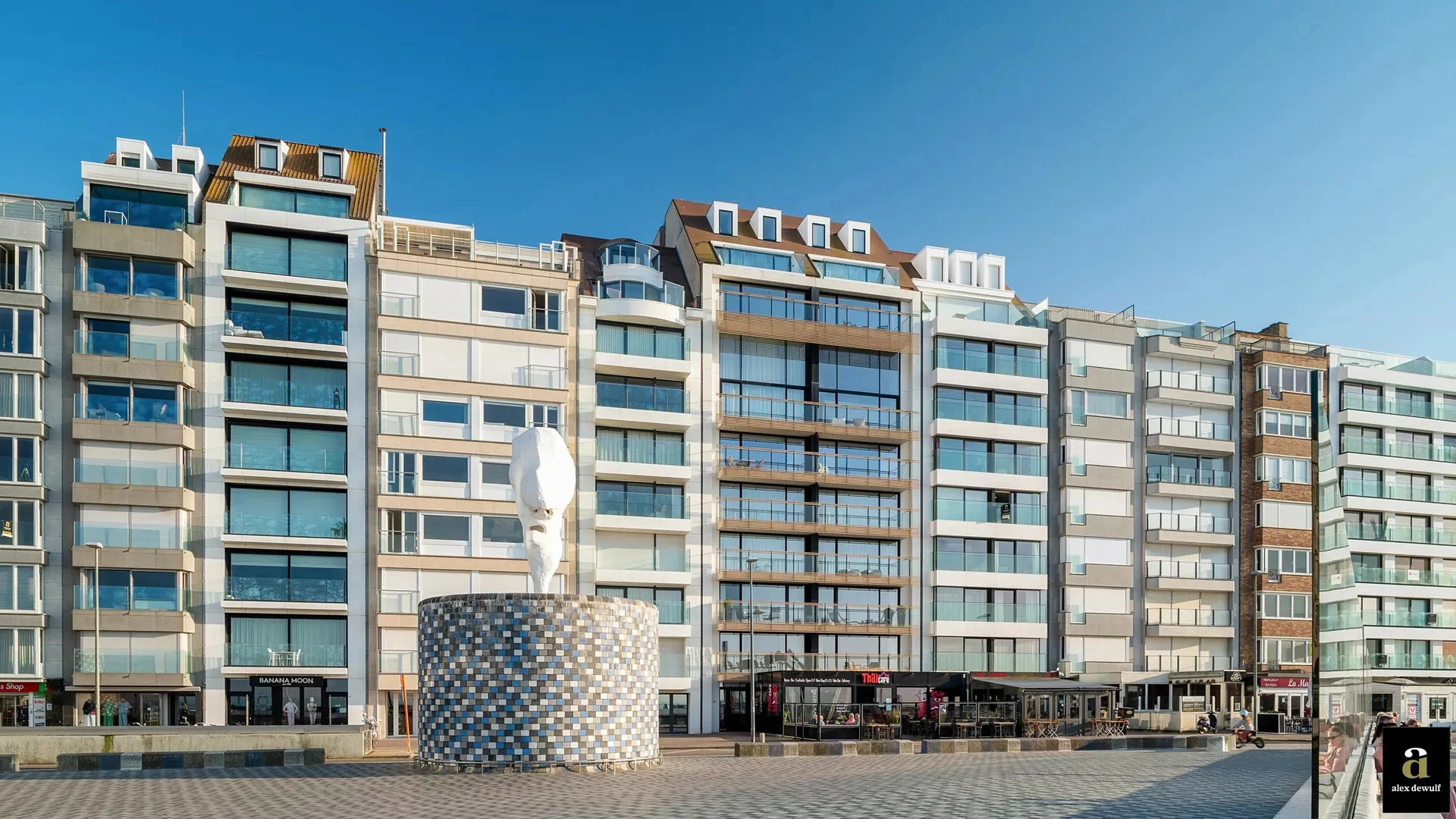 Exclusief appartement (243 m²) met 12,5 m gevelbreedte en zeezicht.