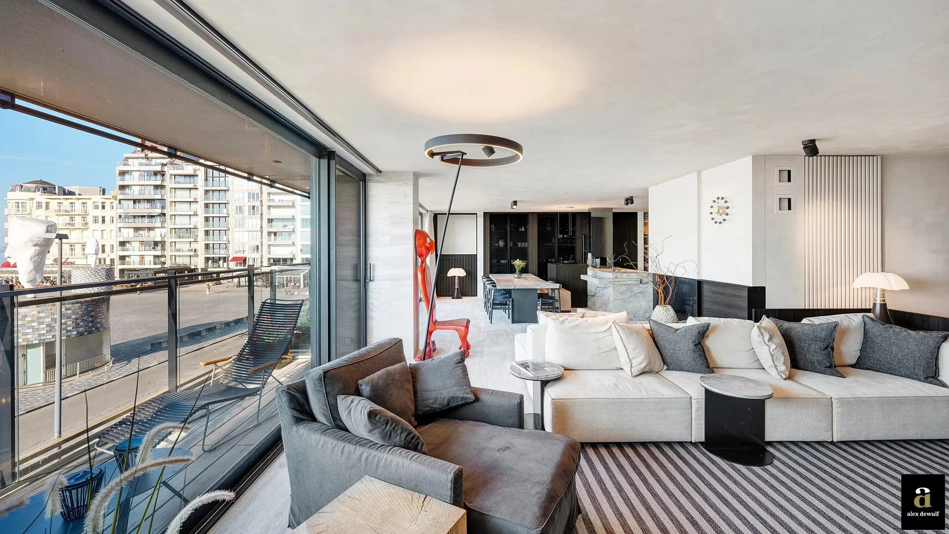Exclusief appartement (243 m²) met 12,5 m gevelbreedte en zeezicht.
