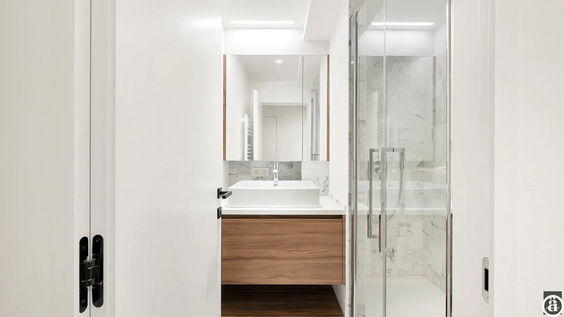 Stylish ground-floor apartment with private entrance