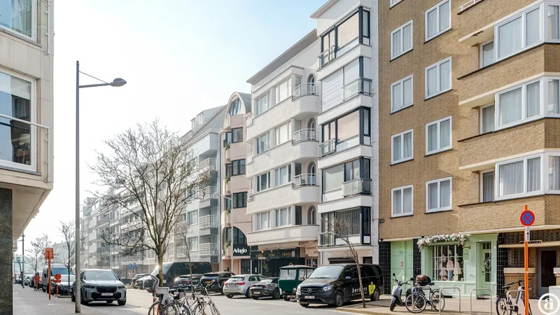 Appartement luxueusement rénové avec vue sur la place Van Bunnen.
