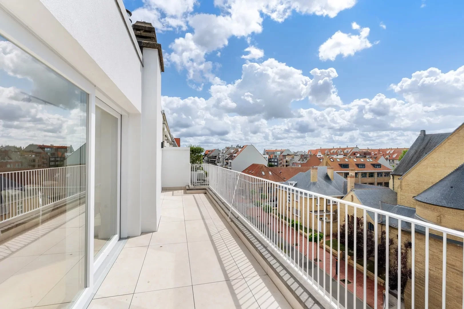Zonnige penthouse (3 slpk) met open zicht nabij Dumortierl.