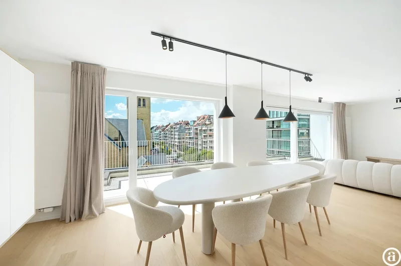 Sunny penthouse (3 beds) with open view near Dumortier