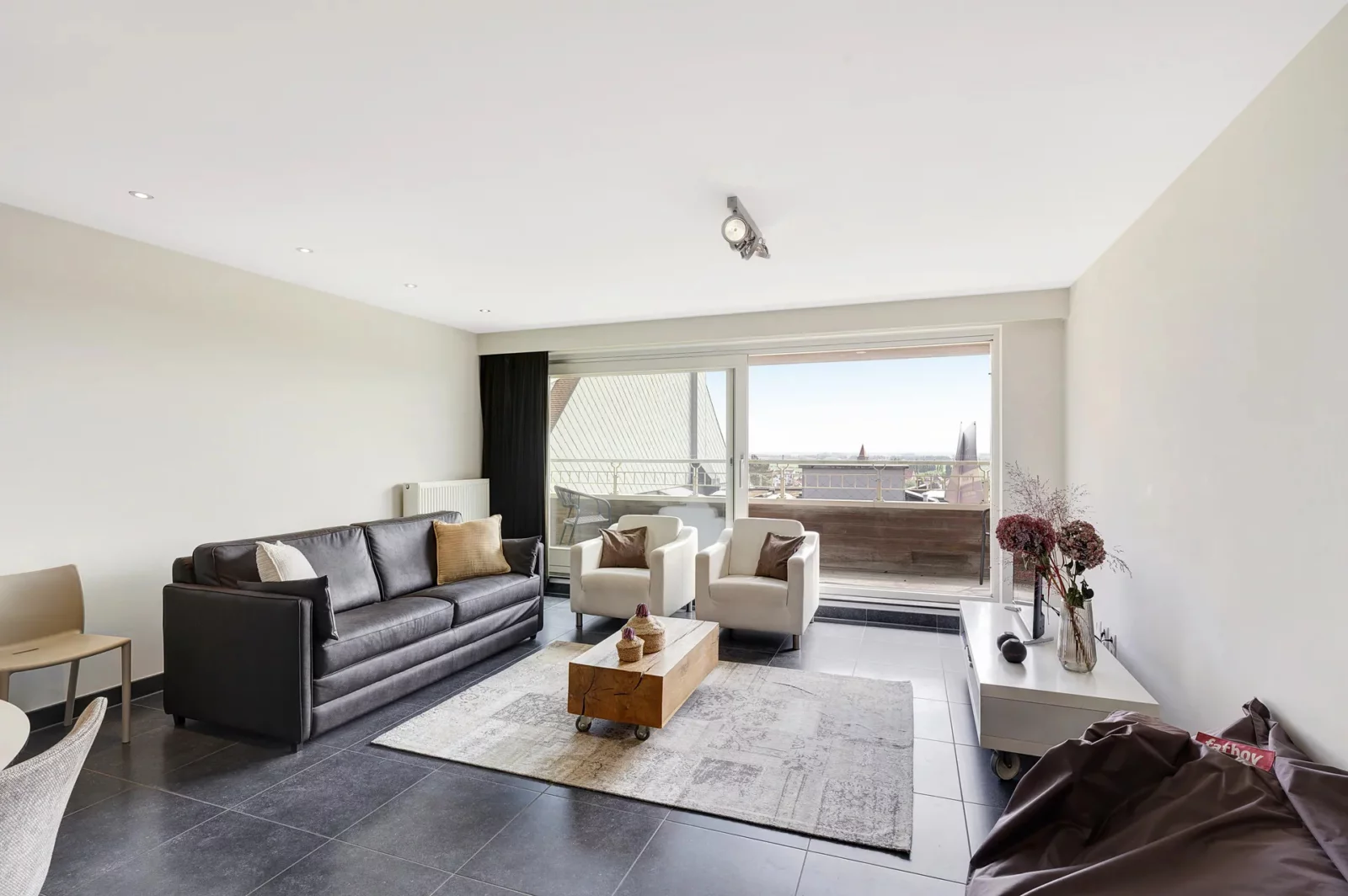 Ruim duplex-appartement en zonnig terras nabij de Zeedijk