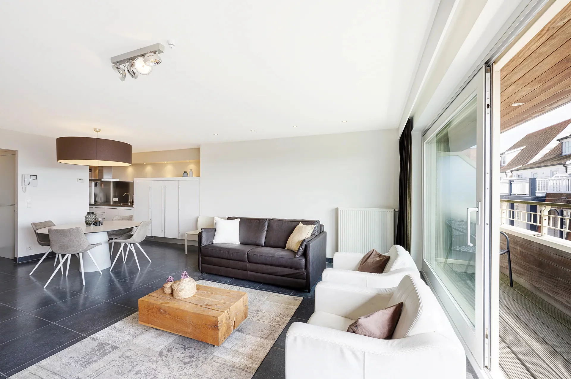 Ruim duplex-appartement en zonnig terras nabij de Zeedijk