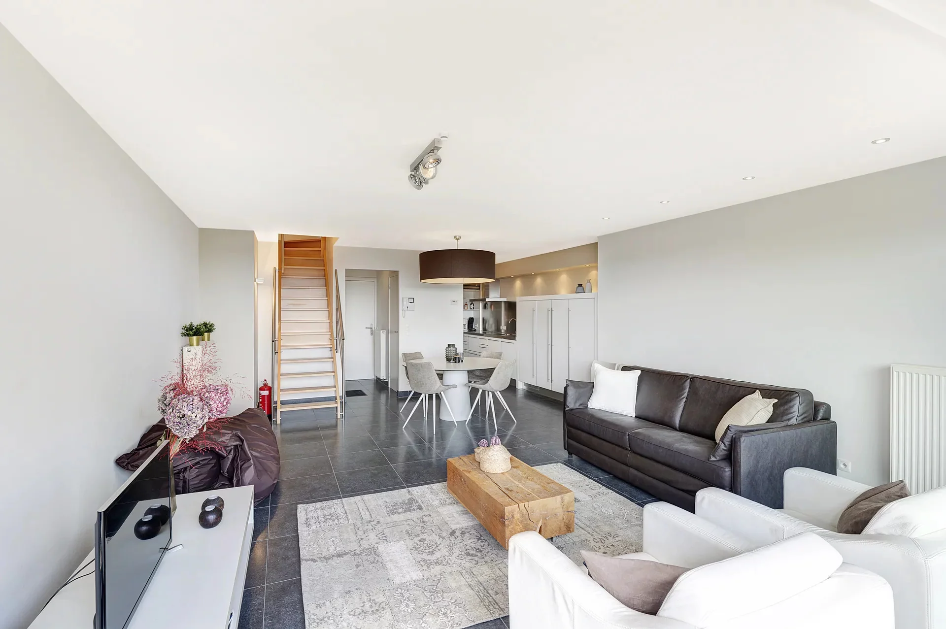 Ruim duplex-appartement en zonnig terras nabij de Zeedijk