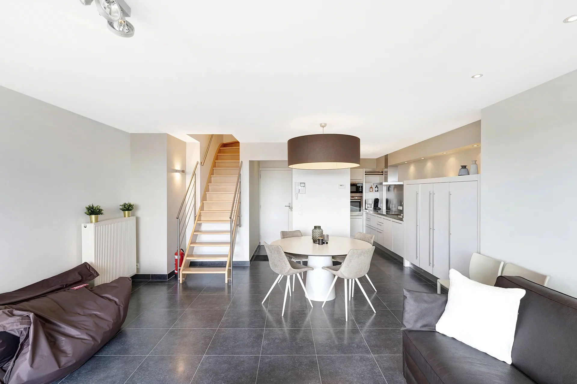 Ruim duplex-appartement en zonnig terras nabij de Zeedijk